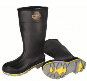 BOTA SERVUS NEGRA CON PUNTERA DE SEGURIDAD EN ACERO, DIELECTRICA RESISTENTE A QUIMICOS EN PVC CON SUELA EN GRIS Y AMARILLO CAÑA ALTA DE 15" EN TALLA-42